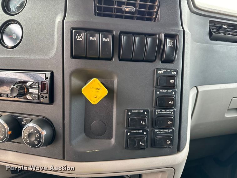 image for item NH9116 2018 Peterbilt 567 dump truck