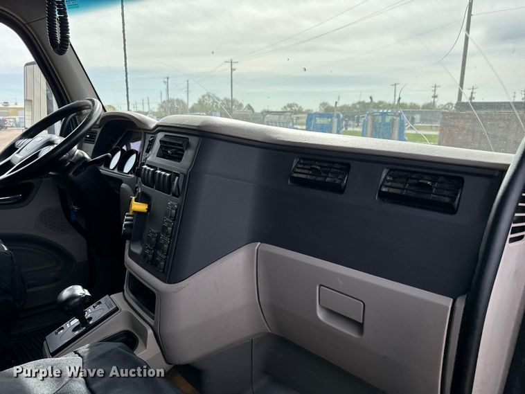 image for item NH9116 2018 Peterbilt 567 dump truck