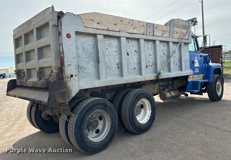 image for item NH9117 1997 Ford L9000 dump truck