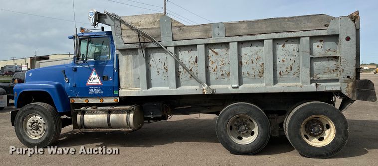 image for item NH9117 1997 Ford L9000 dump truck