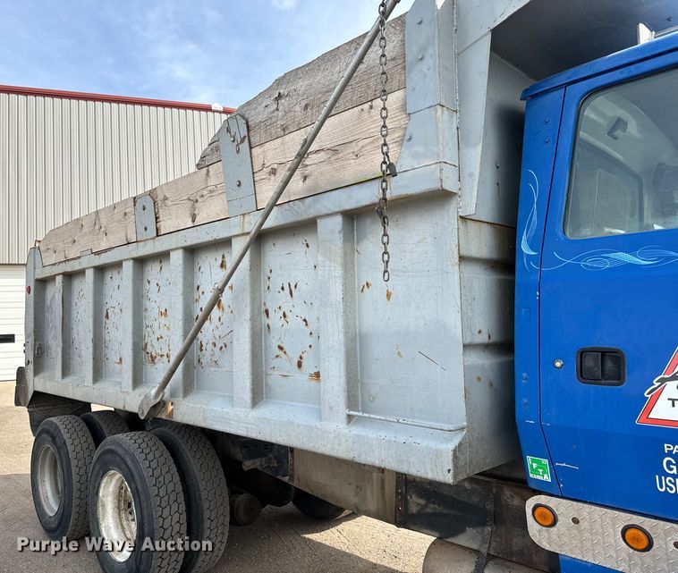 image for item NH9117 1997 Ford L9000 dump truck