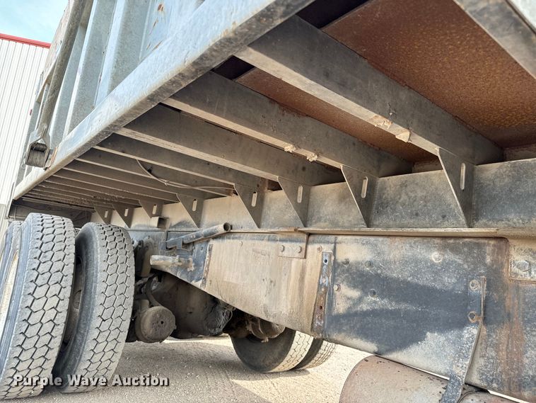 image for item NH9117 1997 Ford L9000 dump truck