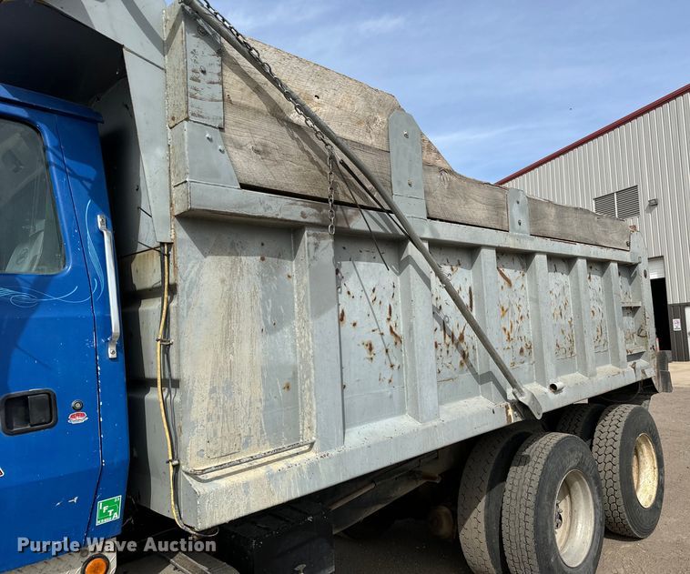 image for item NH9117 1997 Ford L9000 dump truck