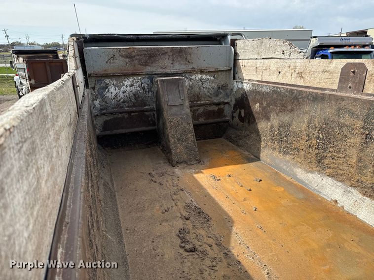 image for item NH9117 1997 Ford L9000 dump truck