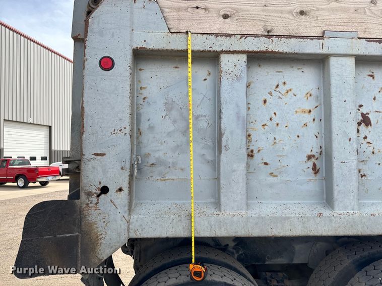 image for item NH9117 1997 Ford L9000 dump truck