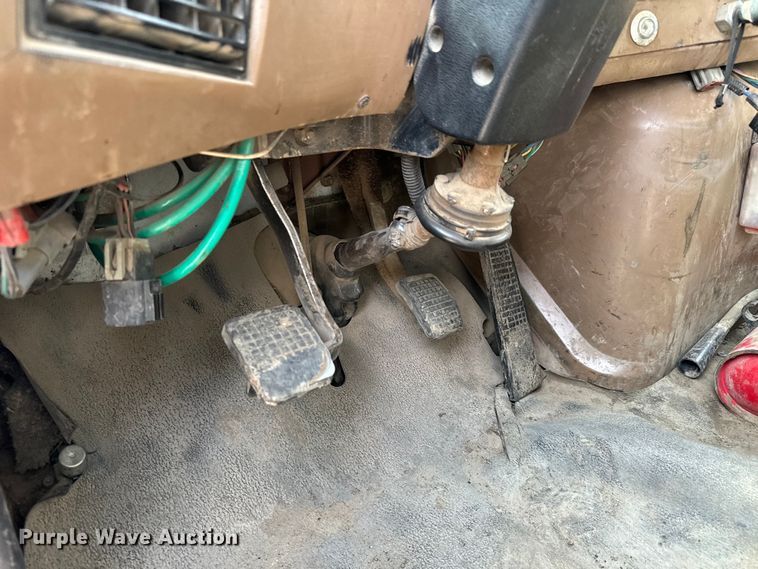 image for item NH9117 1997 Ford L9000 dump truck