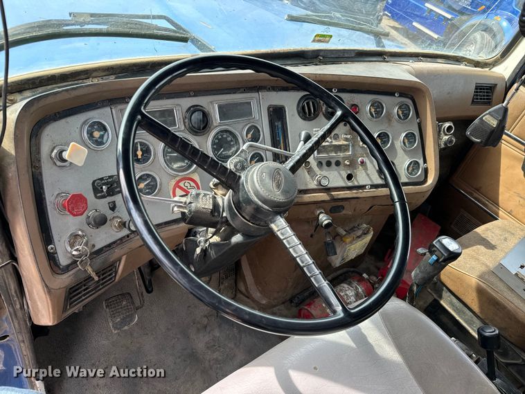 image for item NH9117 1997 Ford L9000 dump truck