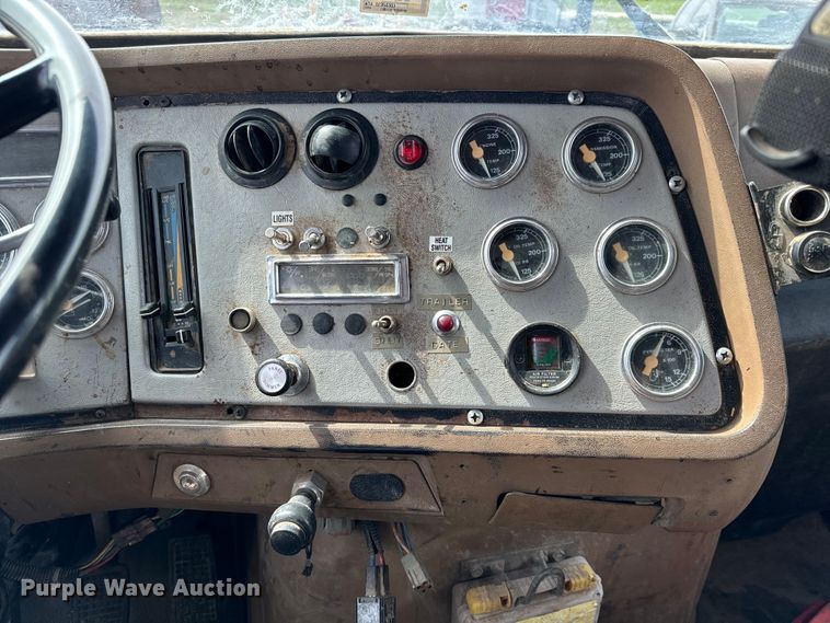 image for item NH9117 1997 Ford L9000 dump truck