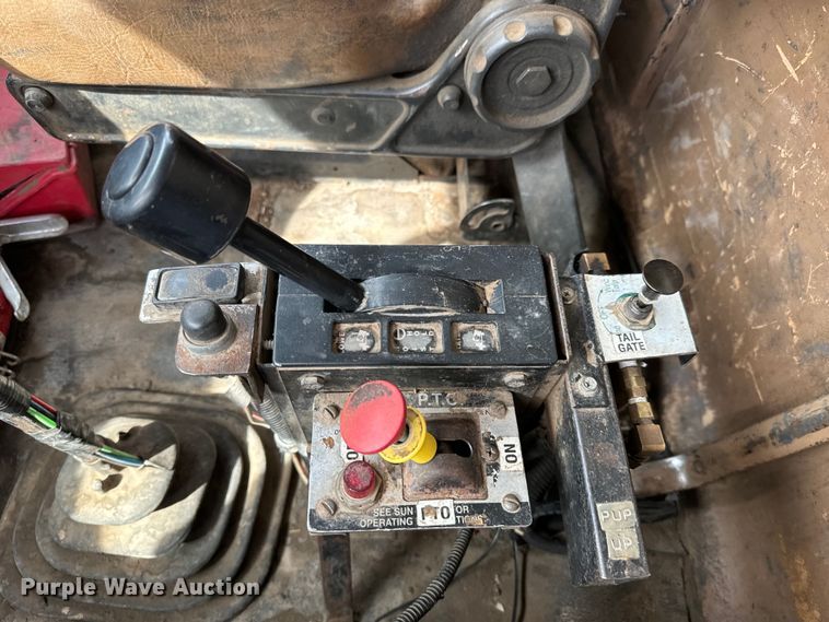 image for item NH9117 1997 Ford L9000 dump truck