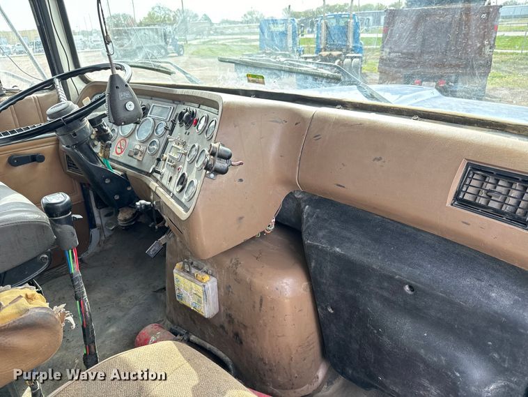 image for item NH9117 1997 Ford L9000 dump truck