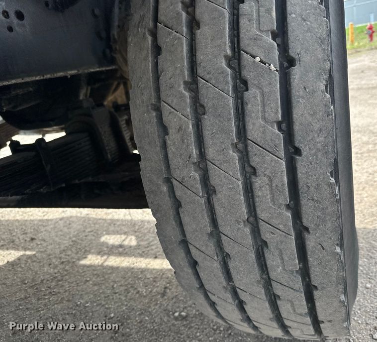 image for item NH9117 1997 Ford L9000 dump truck