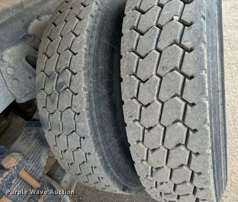 image for item NH9117 1997 Ford L9000 dump truck