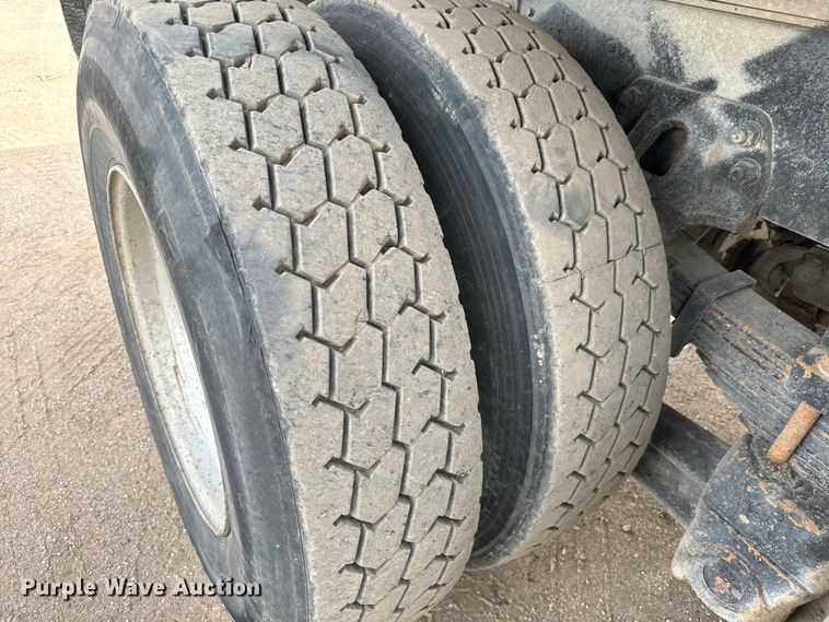 image for item NH9117 1997 Ford L9000 dump truck