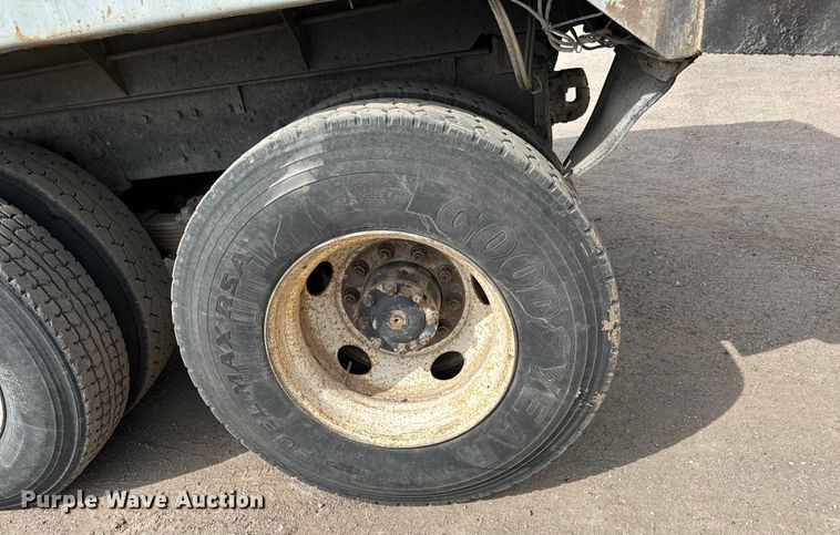 image for item NH9117 1997 Ford L9000 dump truck