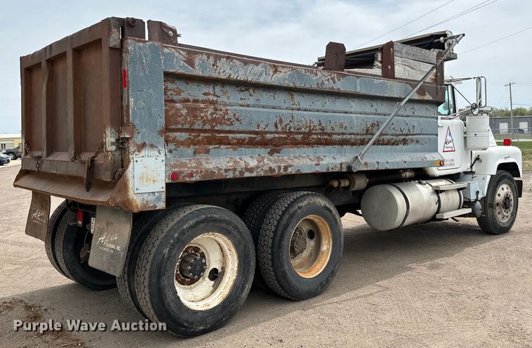 image for item NH9122 1987 Mack RS688LST dump truck