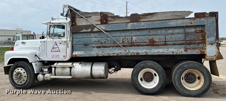 image for item NH9122 1987 Mack RS688LST dump truck