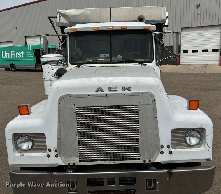 image for item NH9122 1987 Mack RS688LST dump truck