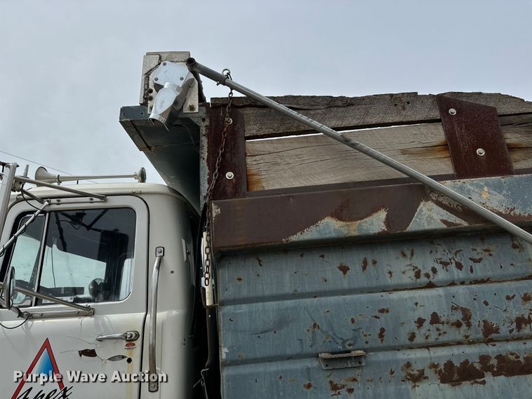 image for item NH9122 1987 Mack RS688LST dump truck