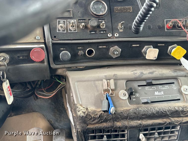 image for item NH9122 1987 Mack RS688LST dump truck