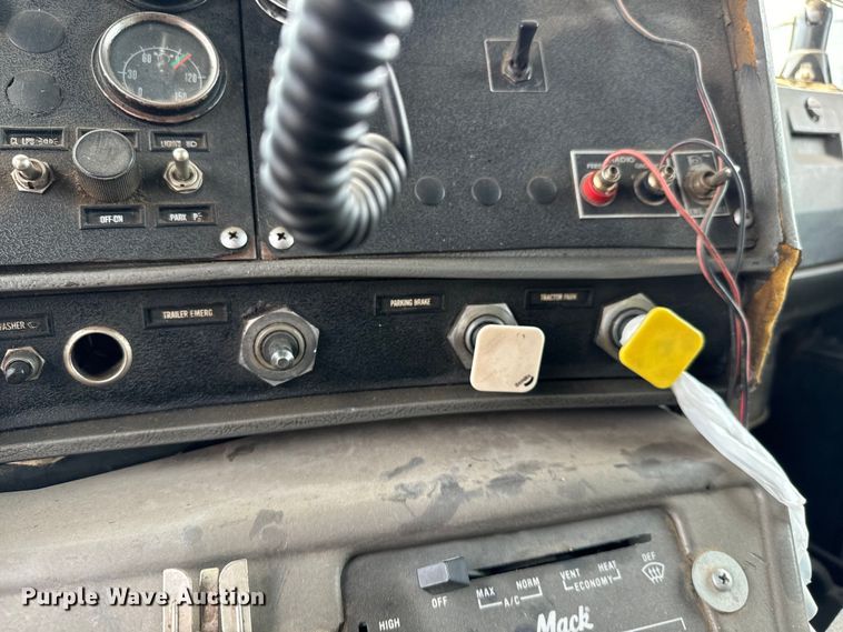 image for item NH9122 1987 Mack RS688LST dump truck