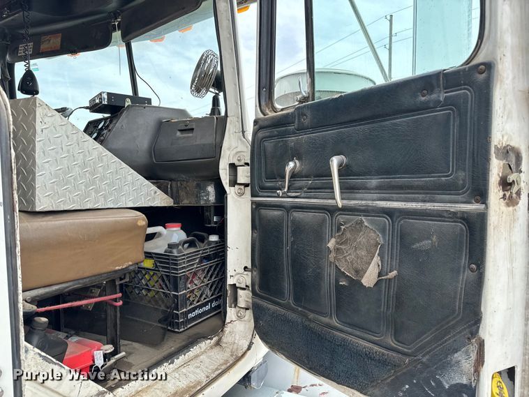 image for item NH9122 1987 Mack RS688LST dump truck