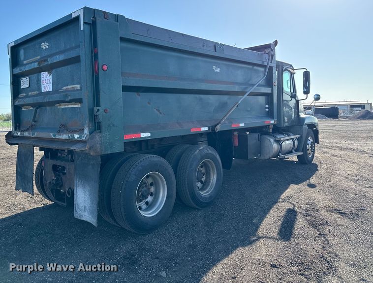 image for item NH9178 2005 Freightliner  Century Class S/T  dump truck