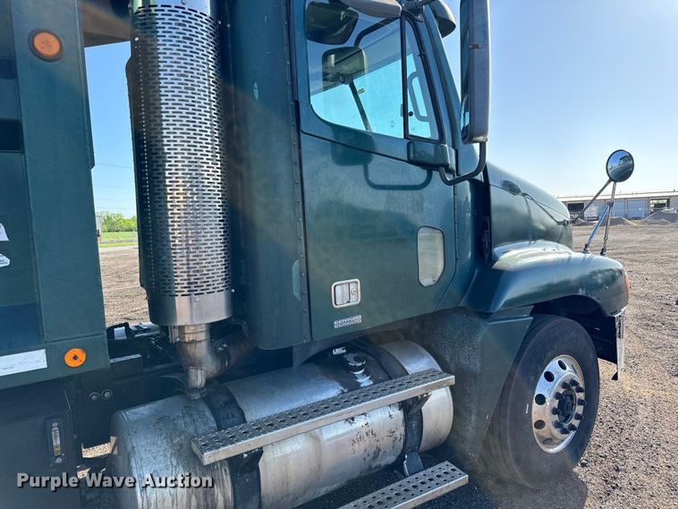 image for item NH9178 2005 Freightliner  Century Class S/T  dump truck