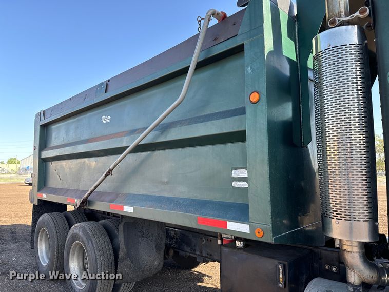 image for item NH9178 2005 Freightliner  Century Class S/T  dump truck