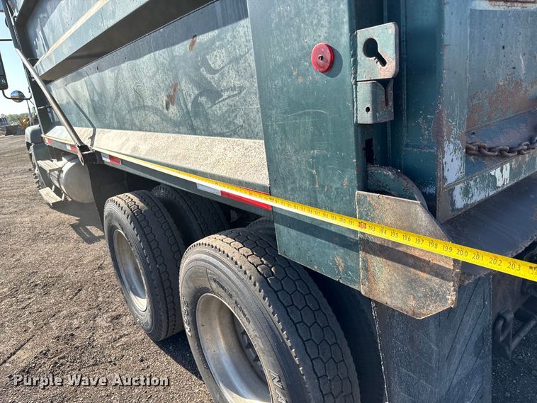 image for item NH9178 2005 Freightliner  Century Class S/T  dump truck