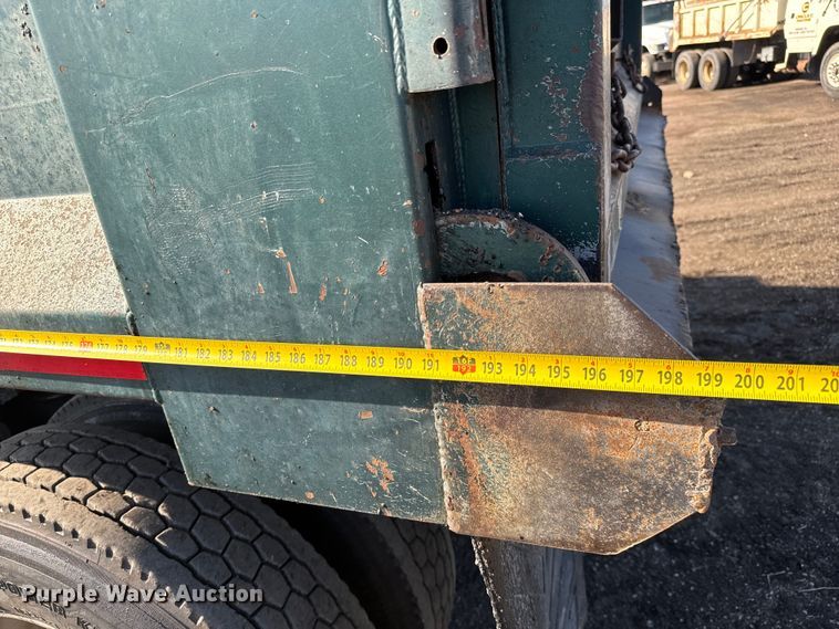 image for item NH9178 2005 Freightliner  Century Class S/T  dump truck