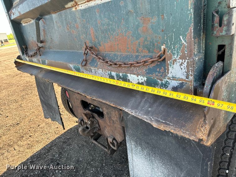 image for item NH9178 2005 Freightliner  Century Class S/T  dump truck