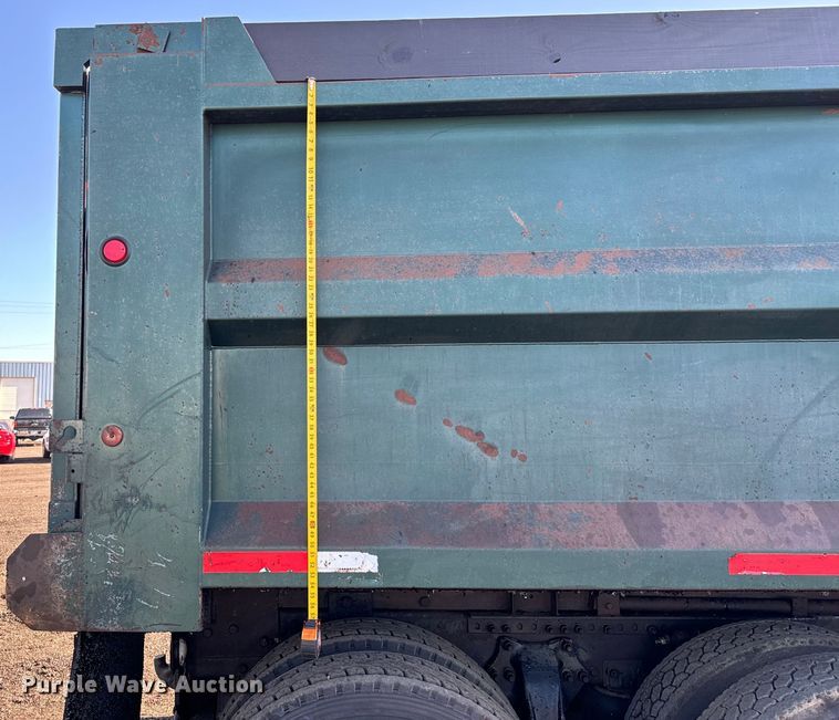 image for item NH9178 2005 Freightliner  Century Class S/T  dump truck