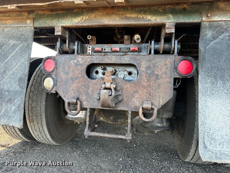 image for item NH9178 2005 Freightliner  Century Class S/T  dump truck