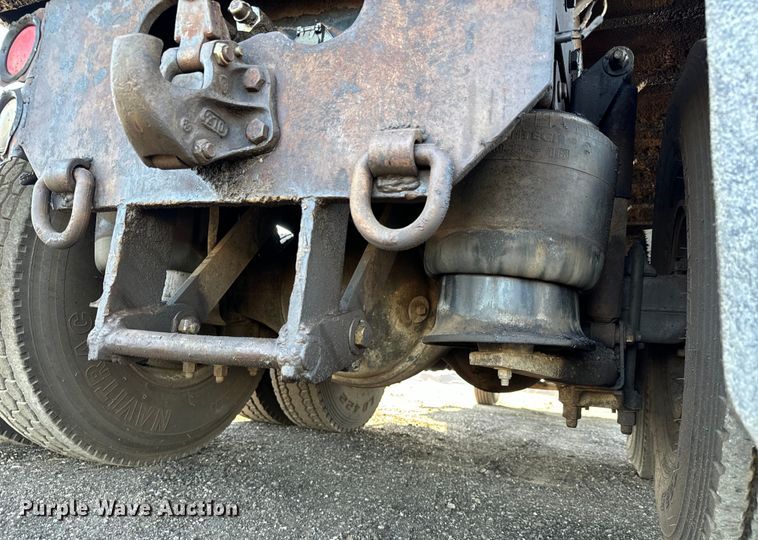 image for item NH9178 2005 Freightliner  Century Class S/T  dump truck