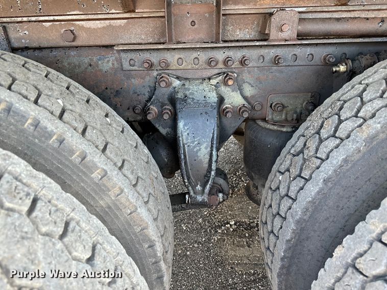 image for item NH9178 2005 Freightliner  Century Class S/T  dump truck