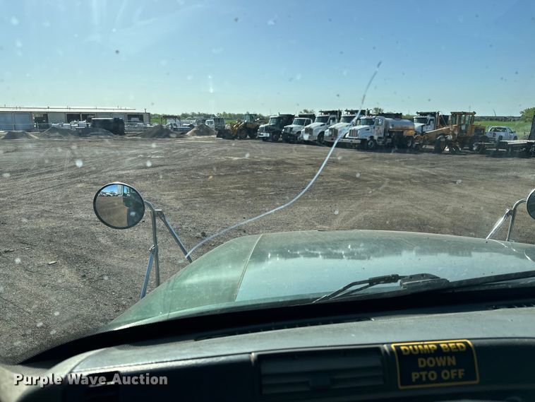 image for item NH9178 2005 Freightliner  Century Class S/T  dump truck