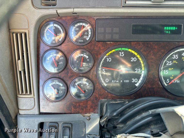 image for item NH9178 2005 Freightliner  Century Class S/T  dump truck