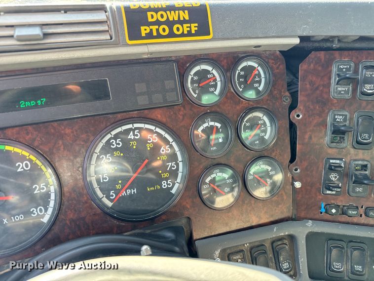 image for item NH9178 2005 Freightliner  Century Class S/T  dump truck