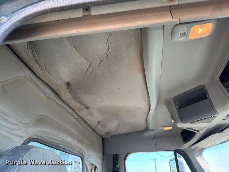 image for item NH9178 2005 Freightliner  Century Class S/T  dump truck