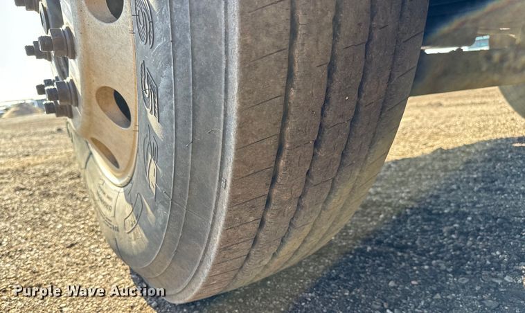 image for item NH9178 2005 Freightliner  Century Class S/T  dump truck