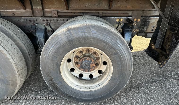 image for item NH9178 2005 Freightliner  Century Class S/T  dump truck