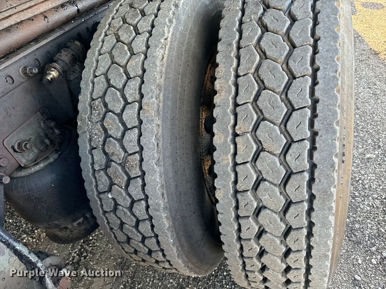 image for item NH9178 2005 Freightliner  Century Class S/T  dump truck