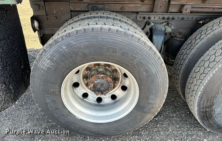 image for item NH9178 2005 Freightliner  Century Class S/T  dump truck