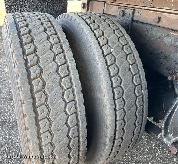 image for item NH9178 2005 Freightliner  Century Class S/T  dump truck