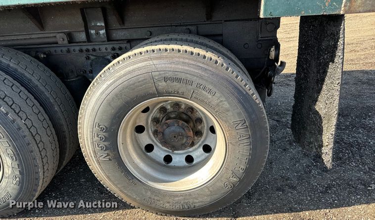 image for item NH9178 2005 Freightliner  Century Class S/T  dump truck