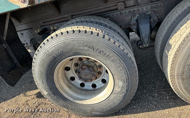 image for item NH9178 2005 Freightliner  Century Class S/T  dump truck