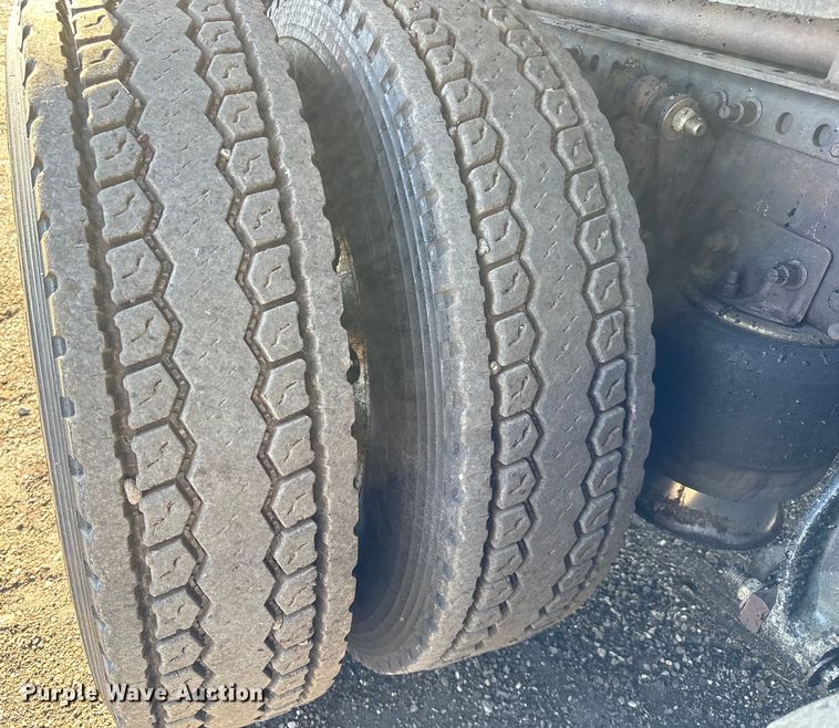 image for item NH9178 2005 Freightliner  Century Class S/T  dump truck