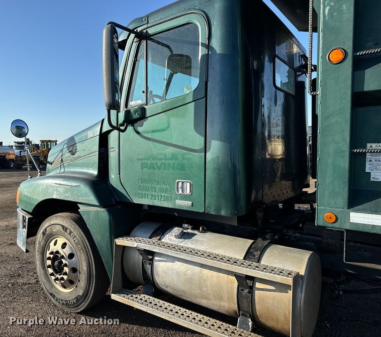 image for item NH9179 2005 Freightliner  Century Class S/T dump truck