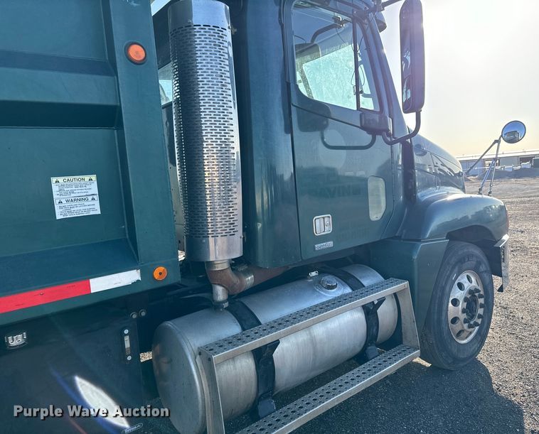 image for item NH9179 2005 Freightliner  Century Class S/T dump truck