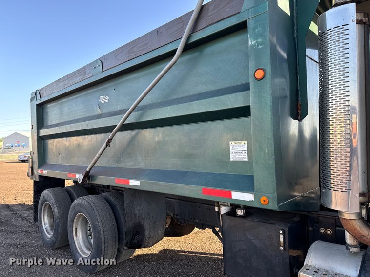 image for item NH9179 2005 Freightliner  Century Class S/T dump truck